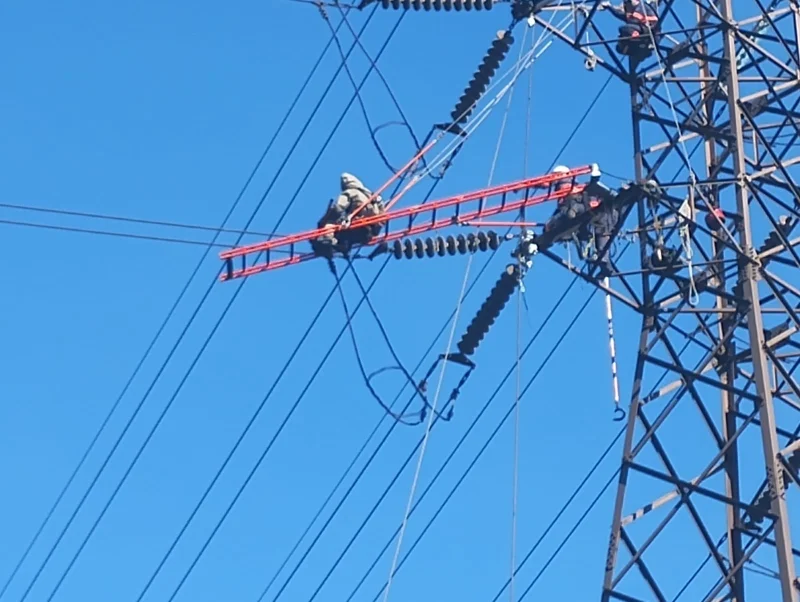 Substituição de isoladores em linha viva