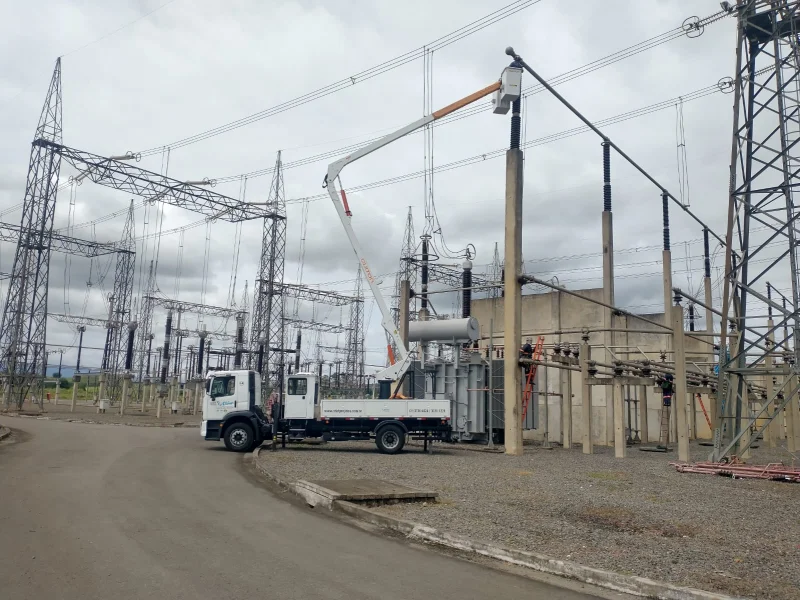 Troca de isoladores em rede elétrica